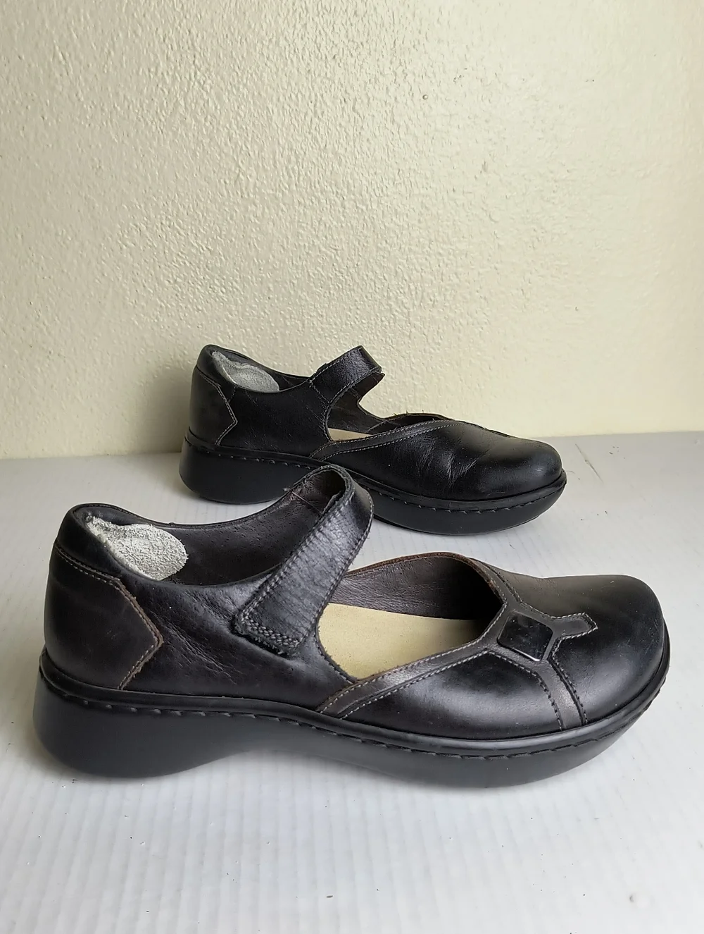 Naot 7/7.5(38) Women's Black Mary Jane Platform Shoes